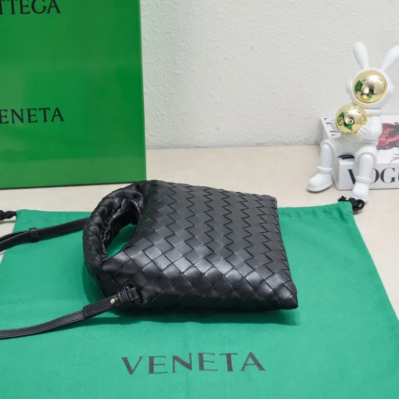 Batch 1400 BV 24 early spring new mini Hop has finally arrived! ! ! The small one is really exquisite and textured, and really shows off your temperament! ! ! Its shoulder strap is detachable, so it can be carried by hand or worn cross-body, which is really very practical! Moreover, the 15ProMax mobile phone can also be placed, so there is no need to worry about the problem of not being able to place the mobile phone. 📱 Style number: 7586# Size: 25.5*14.5*11cm